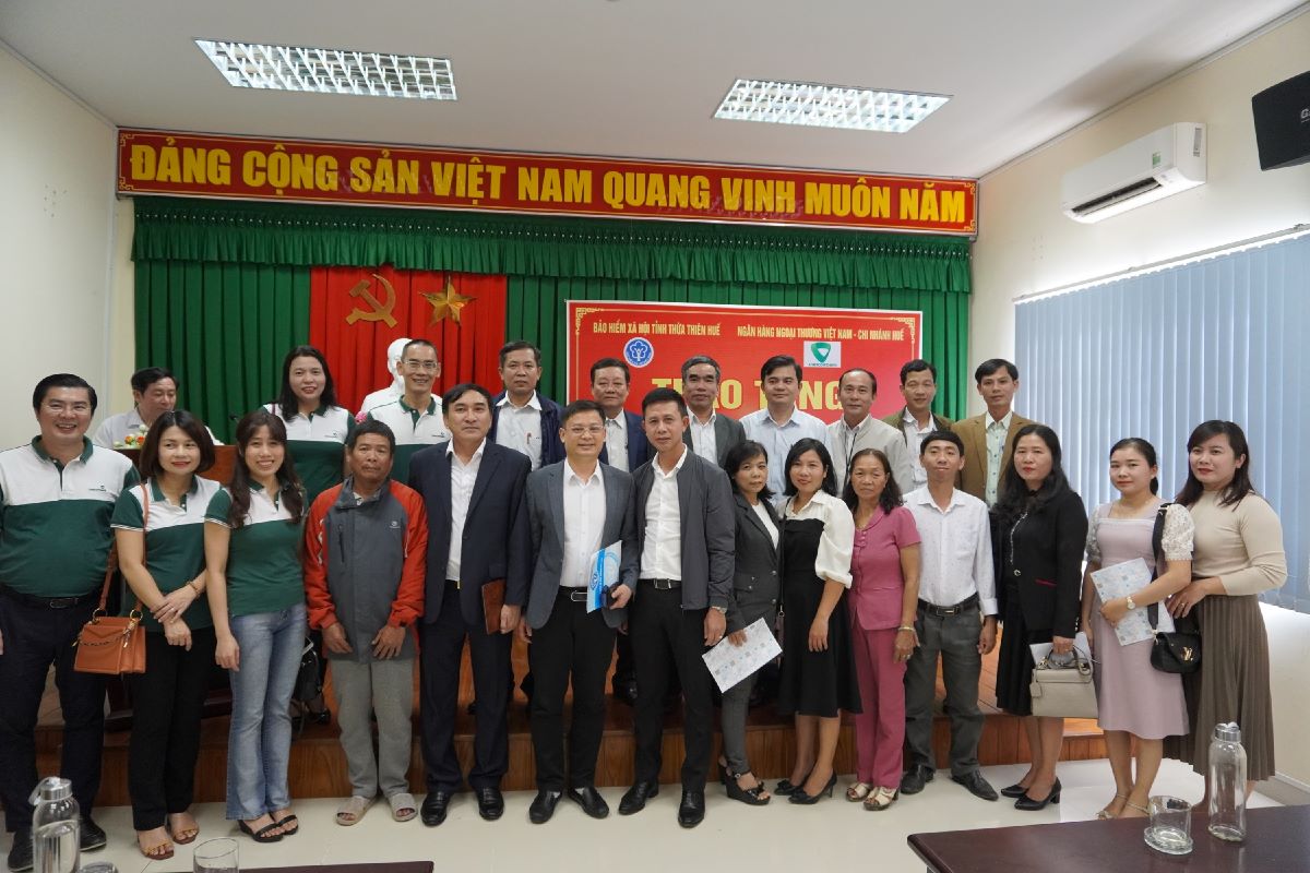 Vietcombank Huế trao tặng thẻ bảo hiểm y tế cho học sinh và người dân có hoàn cảnh khó khăntại thị xã Hương Trà, tỉnh Thừa Thiên Huế